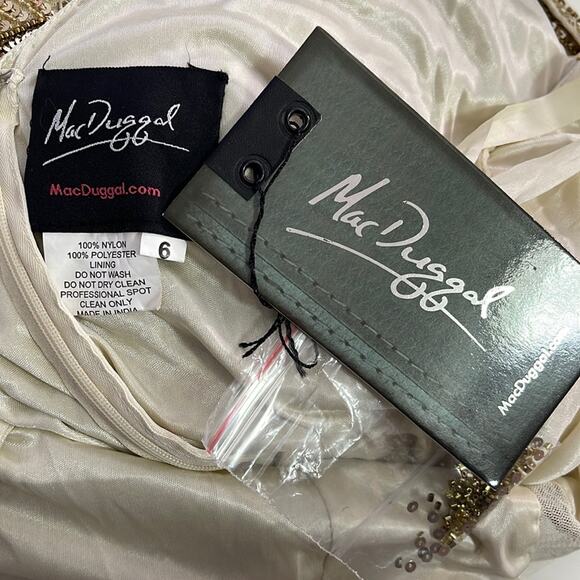 Mac Duggal Embellished Leaf Sequin Maxi Gown in Nude Gold Size 6 - Picture 10 of 10